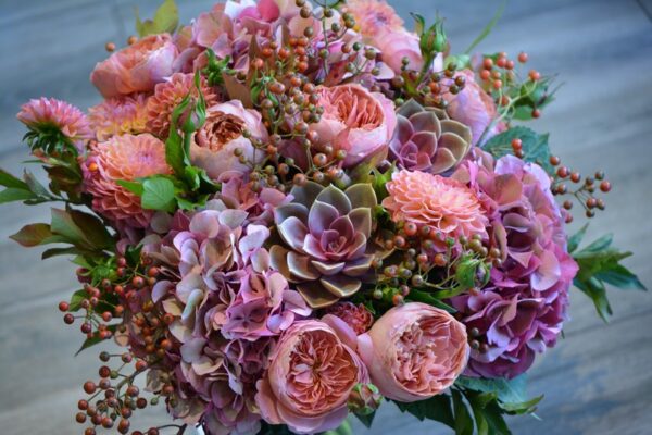 Bouquet de roses, dahlias, echeverias, hortensias et baies de rosier