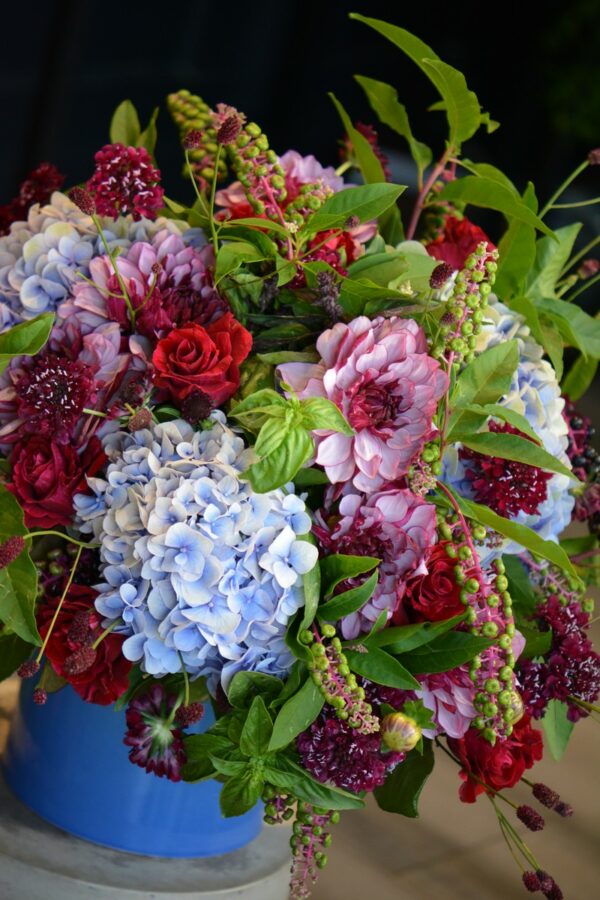 Bouquet de dahlias, hortensias, phytolacas, roses et scabieuses