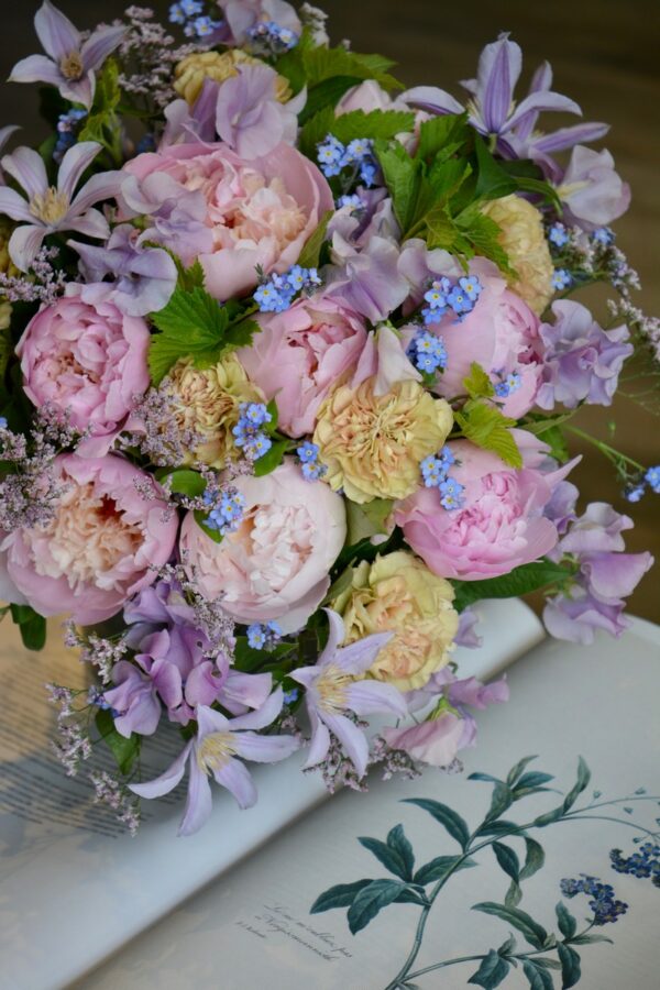 Bouquet esprit champêtre romantique pastel rose